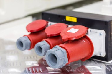 Endüstriyel işler için makineye bağlı elektrik prizini kapat