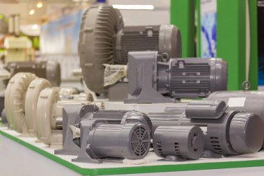 Masada bir sürü yeni elektrikli motor ve üfleyici var.