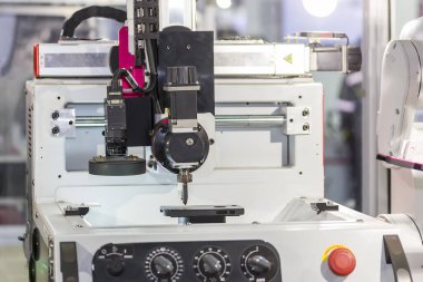 Yüksek teknoloji ve kamera görüşü oyma makinesi işlerinin doğruluğu