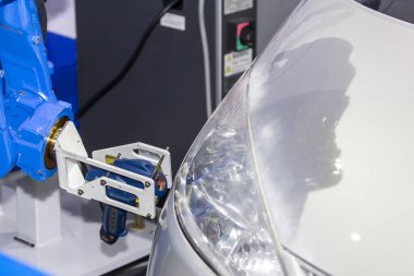 Fabrikadaki denetim sırasında yüksek teknoloji ve doğruluk ekipmanı robot kolu lazer taşınabilir 3D tarama ile kapatın.