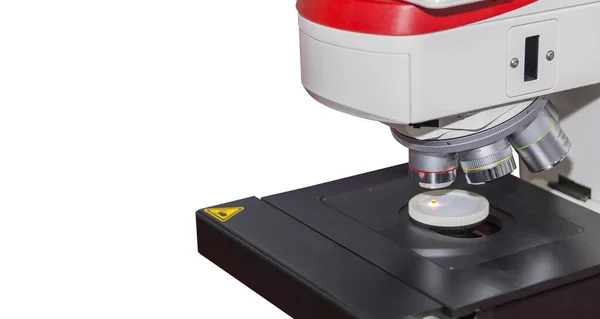 Nahaufnahme Modernes Mikroskop Für Wissenschaftliche Labor Oder Industriearbeiten Isoliert Auf — Stockfoto