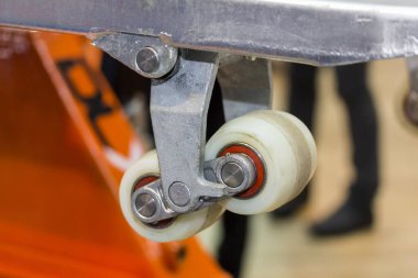 Endüstriyel işler için ön tekerleği kapatın. Şamandırayı yerden kaldırın.