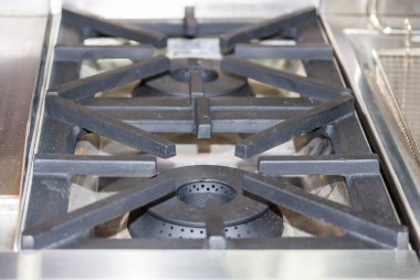 Çelikten ya da dökme demirden ya da bakırdan yapılmış modern gaz sobasını kapat