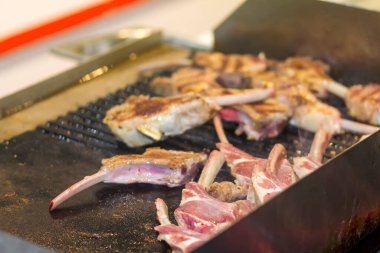 Lezzetli kemik eti ya da sıcak tavada ızgara biftek.