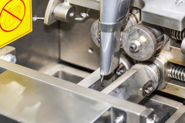 Yüksek teknoloji ve endüstriyel gıda paketleme makinelerinin paketleme ünitesini kapat