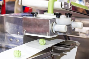 Çin ya da Asya yemekleri buğulanmış çörekleri yüksek teknoloji endüstriyel üretim için üretim hattında otomatikman taşımacılığa yerleştirin.