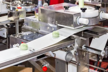 Çin ya da Asya yemekleri buğulanmış çörekleri yüksek teknoloji endüstriyel üretim için üretim hattında otomatikman taşımacılığa yerleştirin.