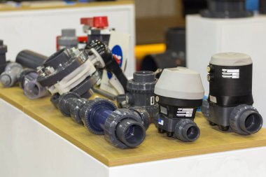 Birçok diyafram kapakçığı ve masadaki endüstriyel işler için sıvı veya sıvı akışını kontrol etmek için diğer kapakçık çeşitleri