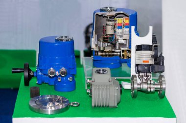 Birçok çeşit elektrikli otomatik valf ve enine kesit, endüstriyel işler için içerideki basıncı gösterir.