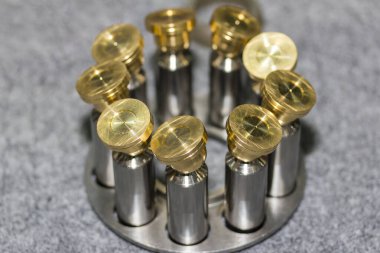 Masanın üzerinde hidrolik pompanın iç kısmı & terlik