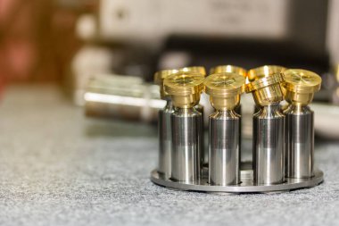 Masanın üzerinde hidrolik pompanın iç kısmı & terlik