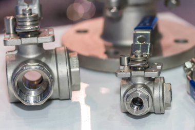 Fabrikada endüstriyel akış kontrolü için iki tip metal top valfi.