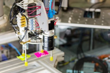 Ürün sistemini izleyen ve vakum metoduyla vakum yoluyla ayıran otomatik mal denetleme makinesi