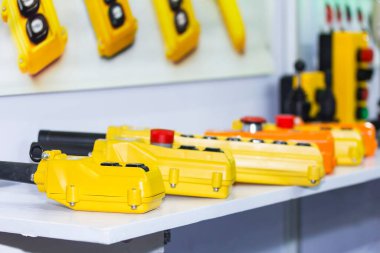 Endüstriyel işlerde yukarı ve aşağı kontrol yönünü kontrol etmek için bir çok çeşit elektrikli uzaktan kontrol kaldırma aracı veya vinç