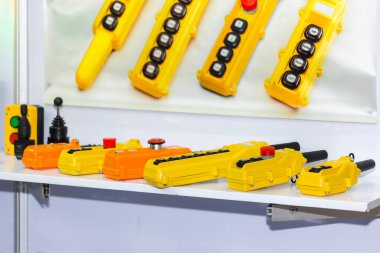 Endüstriyel işlerde yukarı ve aşağı kontrol yönünü kontrol etmek için bir çok çeşit elektrikli uzaktan kontrol kaldırma aracı veya vinç
