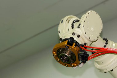 Endüstriyel kaynak yapan robot kolu, fabrikada mig veya tig elektrot tutacağı ya da sanayi için meşale için hızlı kavrama ünitesiyle kapatın..