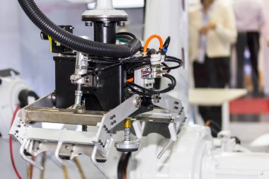 yüksek teknoloji ve hassas robot tutuşu ile fabrikadaki ürünleri yakalamak için otomatik vakum