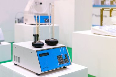 Tıbbi ya da farmakoloji endüstrisi için kimyasal deney araştırmaları ve element analizi için laboratuvar otomatik yoğunluk test makinesi aygıtı.