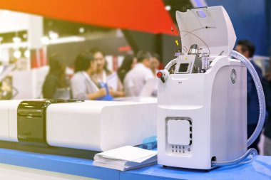 Endüstriyel gıda farmasötik tarım kimyasalları ve petrokimyasalları için dedektör molekülü tarafından numune analizi için laboratuvarın ileri teknoloji kütle spektrometresi cihazı