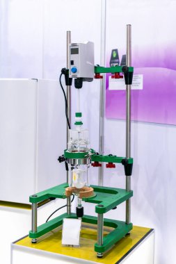 Endüstriyel kozmetik ürünleri ve eczacılık kimyasal ilaç içeceği vb. kimyasal reaksiyon süreçlerine laboratuvar uygulaması standında itici ve cam ile dijital karıştırıcı vs.