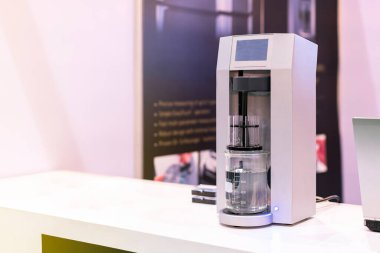 Endüstriyel tıp farmakolojisi için zaman uygulamasını analiz etmek ve kaydetmek için modern ve yüksek teknolojili otomatik tablet veya uyuşturucu ayrışma testi. Boşluğu kopyala