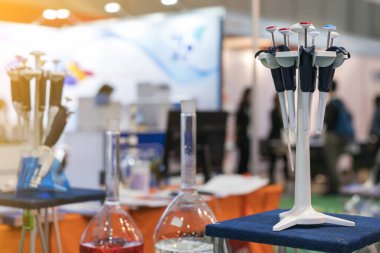 Laboratuvar çalışması için birçok sıvı ya da kimyasal transfer damlacık tabancası ya da tek kanal ayarlama mikro pipetleri boyutunu kapat