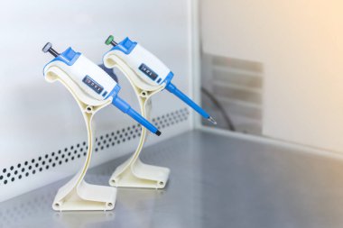 sıvı veya kimyasal transfer damlacık silahı veya laboratuvar çalışması için tek kanal ayarlama mikro pipetleri