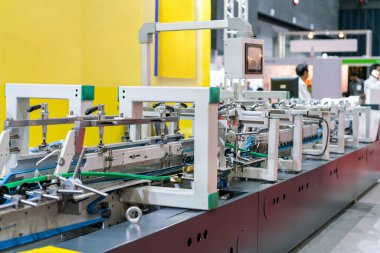 Yüksek teknoloji ve otomatikman modern kağıt kutu veya karton sanayi üretimi.
