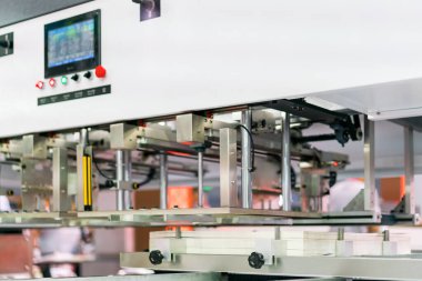 Otomatik yayınlama veya yazdırma makinesinin modern ve yüksek teknolojisindeki birçok kağıt