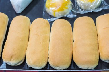 Tepside bir sürü renkli ve lezzetli ekmek var.