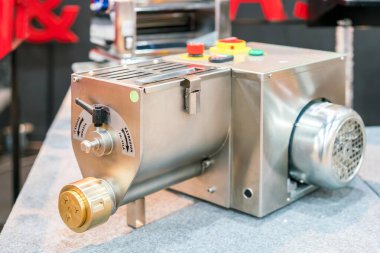 Hamur hazırlamak ve endüstriyel gıda veya fırında hamur işi yapmak için ekstrüd hamur makinesinin modern ve yüksek teknolojisi