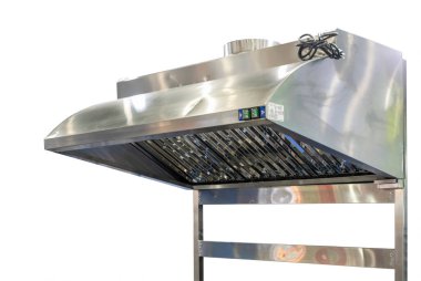 Beyaz arka planda izole edilmiş toz ve duman için paslanmaz kaputtan yapılmış modern mutfak kaputunu kapat