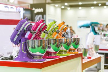 Birçok renkli ve modern yiyecek karıştırıcı makine endüstriyel veya ev için arka planda bulanık masa