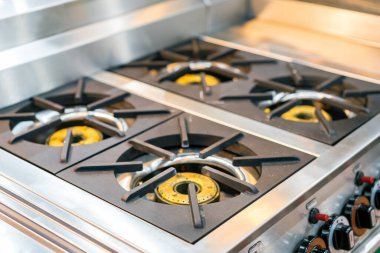 Çelikten ya da dökme demirden ya da bakırdan yapılmış modern gaz sobasını kapat