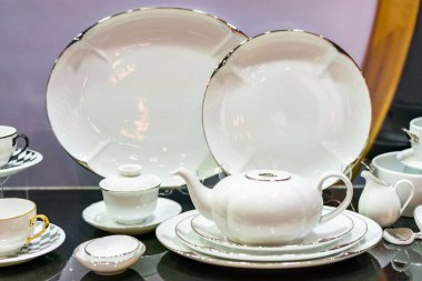 Masadaki çaydanlık tabağı gibi çeşitli yeni mutfak eşyaları.