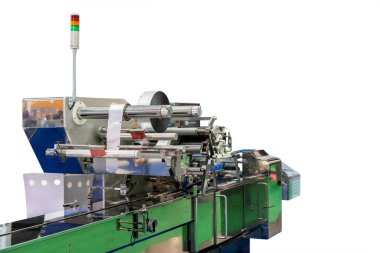 Yüksek teknoloji ve modern otomatik yiyecek ya da endüstriyel ve ticari amaçlı diğer paketleme makineleri kırpma yolu ile beyaz arka planda izole edildi