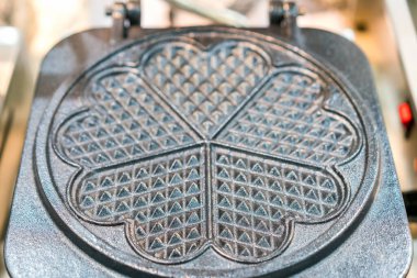 Metalden, dökme demirden ya da alüminyumdan yapılmış boş waffle tavası kalp şeklini kapat