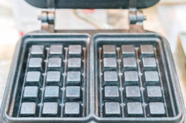 Metal, dökme demir ya da alüminyumdan yapılmış waffle tava kare şeklini kapat