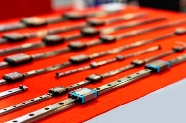 kırmızı masa üzerinde endüstriyel çalışmalar için makinenin yüksek kalite ve hassas doğrusal top taşıyıcı kılavuzu
