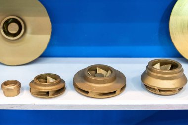 Endüstriyel döküm parçaları boş pompa veya pervane bıçakları altın rengi veya pirinç masa üzerinde