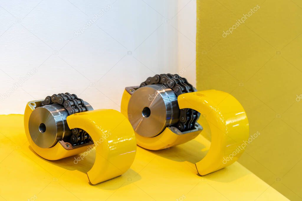 New flexible chain coupling for transmission power in industrial work (two-strand roller chains around two sprockets type)