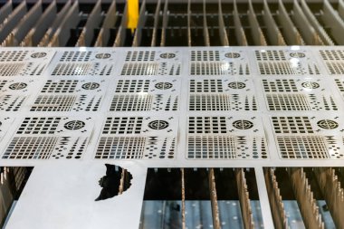 Fabrikadaki endüstriyel kesim işleminde otomatik ve yüksek hassasiyetli lazer kesme işleminden yapılmış metal levha veya plaka parçası