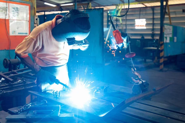 Hombre Trabajador Soldadura Parte Metal Fábrica Con Muy Humo Brillo — Foto de Stock