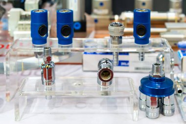 Masadaki hava ya da sıvı için çok çeşitli metal hızlı bağlama ya da montaj ekipmanı bağlantısıdır.
