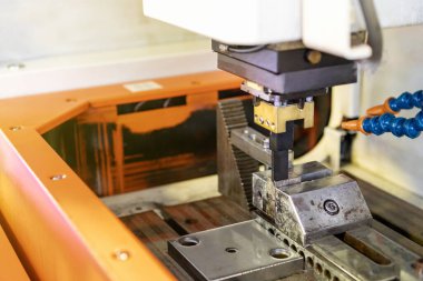 Otomatik elektriksel deşarj makinesi üzerinde çalışırken iş parçalarını ve grafit elektrotlarını kapat (edm)