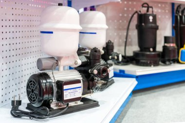 Yüksek teknolojili su pompasını basınç tankıyla kapatın.