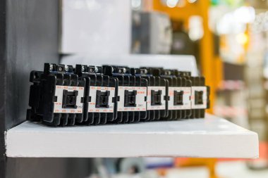 Raflardaki endüstriyel elektrik gücünü kontrol etmek için birçok devre kesici anahtarı