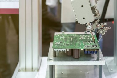 Lehim veya kaynak bölümü veya bileşeni sırasında pcb (yazdırma devresi) montaj makinesi için yüksek teknoloji ve modern otomatik robot
