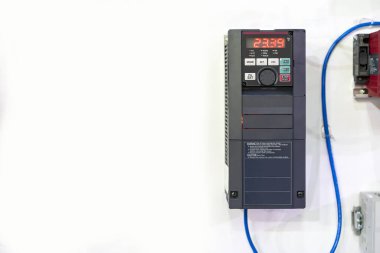 Elektrik akımı vektörü veya vfd yüksek performans ve doğruluk kontrolü için evrensel otomatik çevirici beyaz duvardaki iletişim uzak sistem endüstrisi için fotokopi alanı ile birlikte