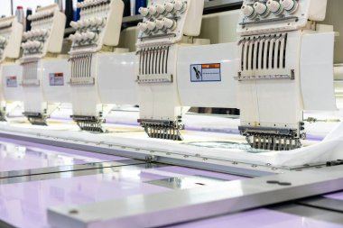 Tekstil veya giysi imalatı için endüstriyel üretim süreci için modern ve otomatik yüksek teknoloji dikiş makinesi